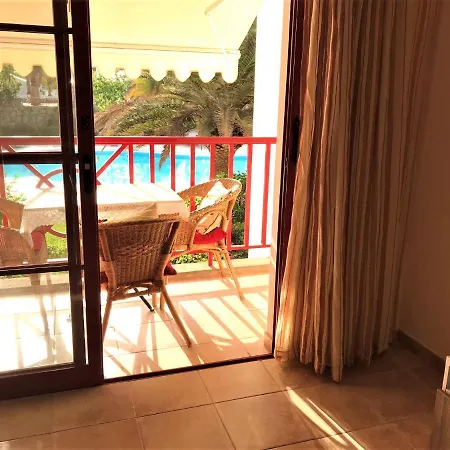 Amazing - Pool And Garden - At 50 Mt, Lejlighed *